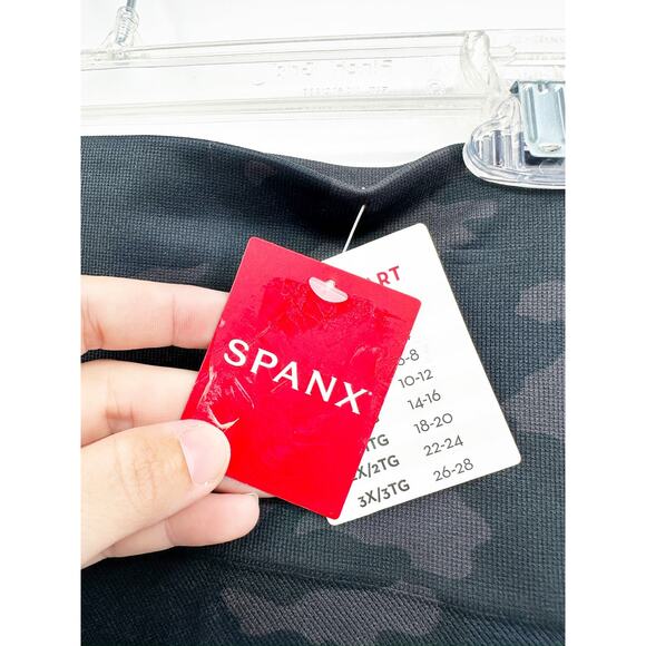 Spanx Black Camo Look At Me Now Seamless Leggings Size XS NWT - Picture 4 of 7